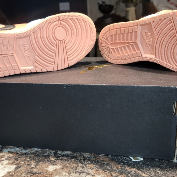 Womans air jordan 1 nike light coral 6y is sz 7 woman - Picture 4 of 5